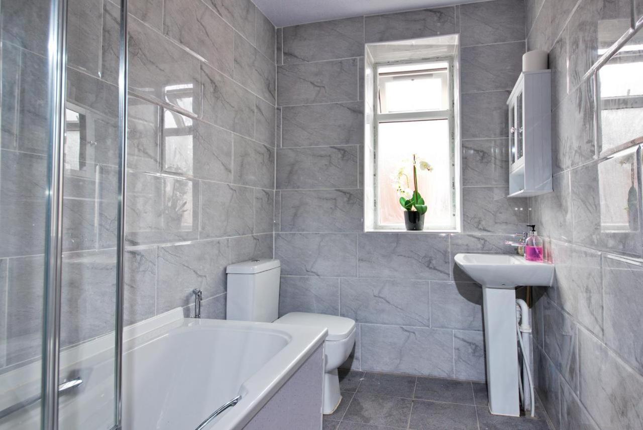 No 10 Limehouse Apartment โอลดัม ภายนอก รูปภาพ